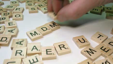 Konzept:-Scrabble-Buchstabensteine-Bilden-Das-Arzneimittel-Akronym-MDMA-Auf-Weißem-Tisch