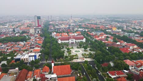 Das-Beeindruckende-Rathaus-Von-Surabaya,-Das-Verwaltungszentrum-Der-Stadt-Surabaya,-Vereint-Niederländische-Architektur-Mit-Lokaler-Indonesischer-Architektur-Inmitten-Dicht-Besiedelter-Gebiete