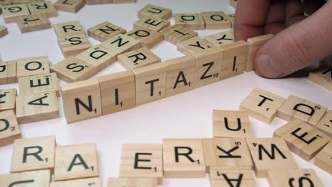 Hand-Legt-Scrabble-Buchstaben-Auf-Die-Kante,-Um-Das-Wort-„Nitazine“-Zu-Bilden