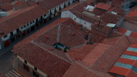 Plaza-De-Armas,-Catedral-De-Cusco-E-Iglesia-De-La-Compañía-De-Jesús-En-Cusco,-Perú