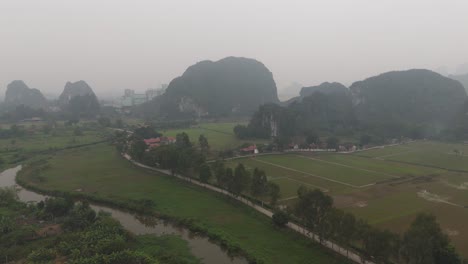 Luftaufnahmen-Von-Hügeln-Und-Häusern-In-Vietnam-Mit-Drohnen
