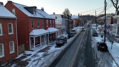 Casas-Históricas-De-Ladrillo-Rojo-Con-Porche-Y-Techo-Nevados-En-La-Ciudad-Americana