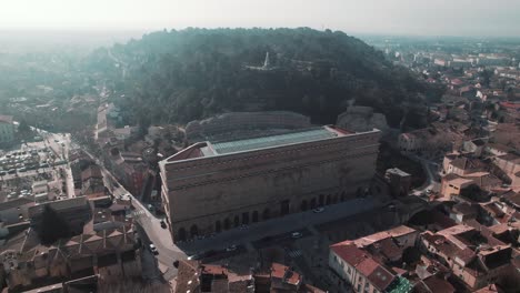 Toma-Aérea-En-órbita-Del-Antiguo-Teatro-De-Orange-Inspirado-En-Los-Romanos.