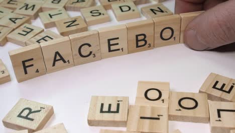 Nahaufnahme-Scrabble-Buchstaben-Machen-Social-Media-Wort-Facebook-Auf-Dem-Tisch