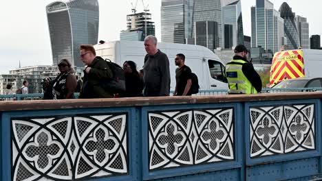 Die-Sicherheit-Auf-Der-Tower-Bridge,-London,-Großbritannien