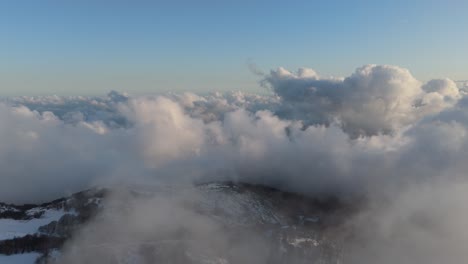 Grandes-Nubes-Blancas-Sobre-El-Paisaje-De-Montañas-Invernales,-Cielo-Despejado-Arriba