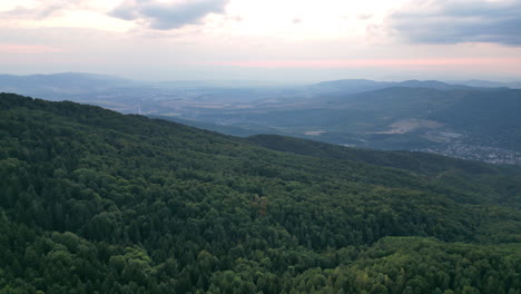 Langsame-Luftaufnahme-Rechts-über-Dem-Vitosha-Gebirge-Und-Offenbart-Die-Stadt-Vladaya-Weiter-Unten-Im-Tal-Zur-Blauen-Stunde