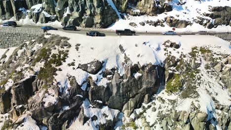 Vista-Aérea-De-Un-Gran-Acantilado-Debajo-De-La-Carretera-De-Montaña-Con-Coches-Pasando