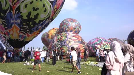 Die-Aufregung-Des-Heißluftballonfestivals-In-Den-Zwillingsdörfern-Wonosobo