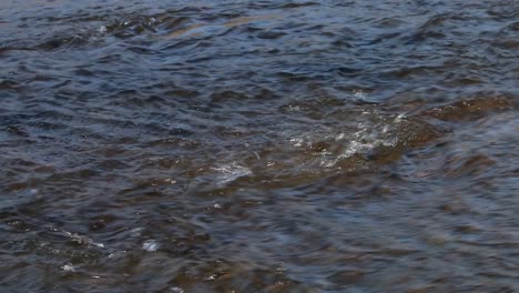 Starker-Wind-Weht-über-Fließendes-Wasser.-Südisland