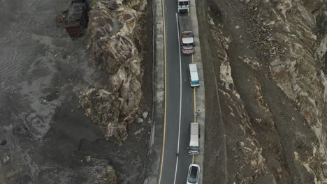 Antena-De-Parada-De-Tráfico-Después-De-Un-Deslizamiento-De-Tierra-En-La-Carretera-Gilgit-Skardu,-Autopista-Karakoram,-Pakistán