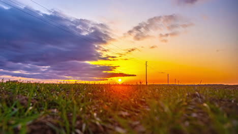 Zeitraffer-Des-Sonnenuntergangs-Mit-Gras-In-Nahaufnahme,-Das-Bei-Leichter-Brise-Wiegt,-Goldener-Abend-In-Lettland