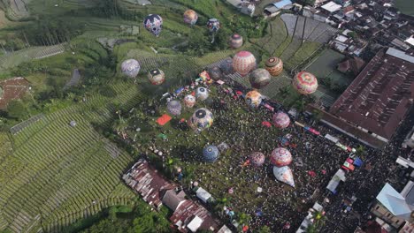 Luftaufnahme,-Heißluftballonfestival-Im-Twin-Village,-Wonosobo