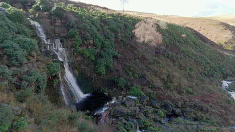 Imágenes-Aéreas-De-Drones-De-Una-Alta-Cascada-Rocosa-En-Los-Valles-De-Yorkshire,-Centavos