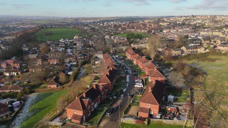 La-Vista-Invernal-Desde-Un-Dron-Captura-El-Típico-Desarrollo-De-Viviendas-Propiedad-Del-Consejo-Urbano-Del-Reino-Unido-En-Dewsbury-Moore-Council-Estate,-Con-Casas-Adosadas-De-Ladrillo-Rojo-Y-El-Yorkshire-Industrial.