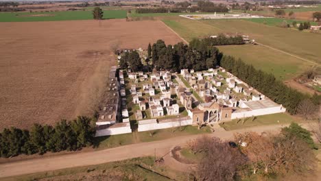 Vista-Aérea-De-Un-Sereno-Cementerio-Rural-Rodeado-De-Campos