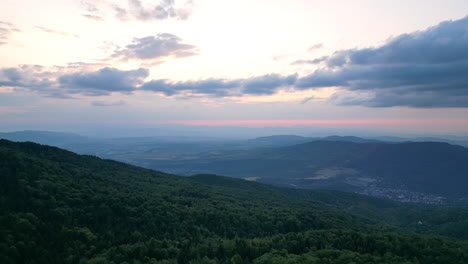 Friedliche-Luftaufnahme-Des-Vitosha-Gebirges-Und-Des-Umliegenden-Tals-In-Den-Farben-Der-Sommerdämmerung