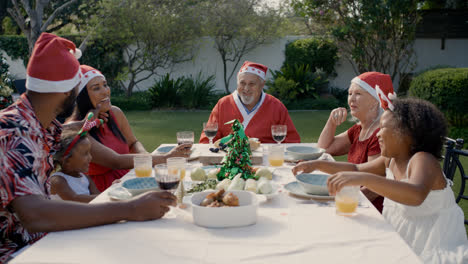 Familia-Feliz-Celebrando-La-Navidad-En-El-Jardín