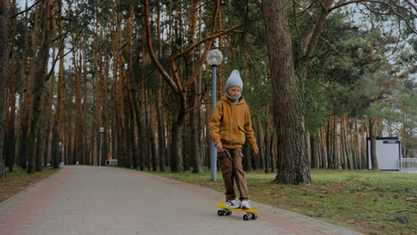 Kind-Auf-Skateboard