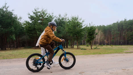 Niño-Aprendiendo-A-Andar-En-Bicicleta