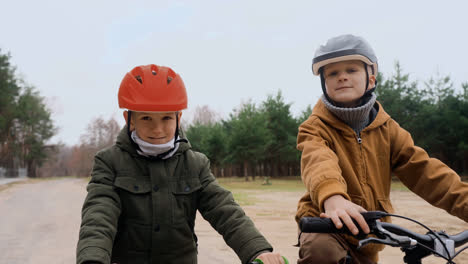 Kinder-Auf-Fahrrädern