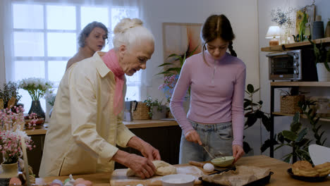 Familie-Kocht-In-Der-Küche