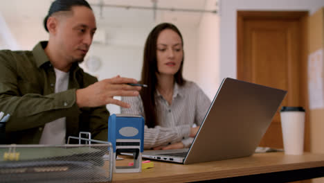 Gente-Trabajando-En-La-Oficina