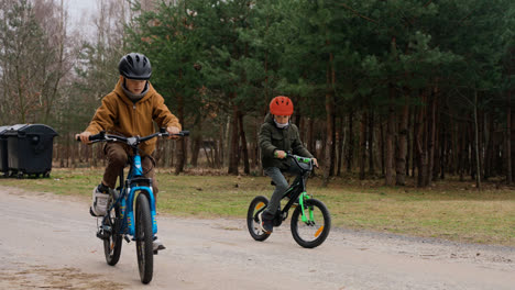 Niños-Andando-En-Bicicleta