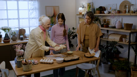 Familie-Kocht-In-Der-Küche