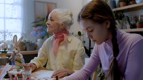 Familia-Sentada-En-Casa,-Creando