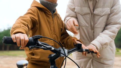 Mutter-Bringt-Sohn-Fahrradfahren-Bei