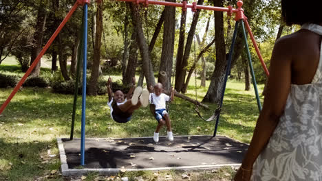 Niños-Jugando-En-Los-Columpios