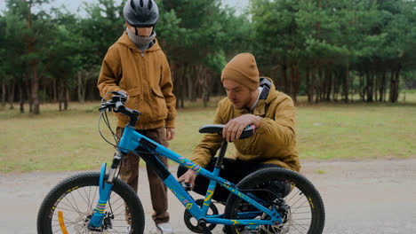 Papá-Revisando-La-Bicicleta-De-Su-Hijo