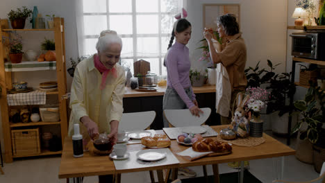 Familia-Poniendo-La-Mesa