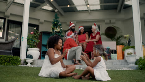 Familia-Feliz-Relajándose-En-El-Jardín