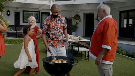 Mann-Kocht-Auf-Dem-Grill