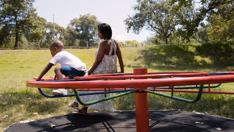 Madre-E-Hijo-En-El-Patio-De-Recreo