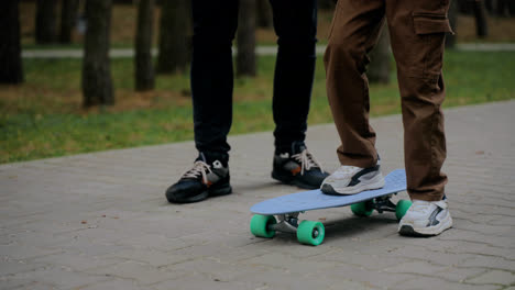 Kind-Auf-Skateboard