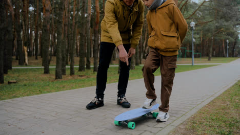 Kind-Auf-Skateboard