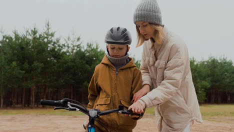 Mutter-Bringt-Sohn-Fahrradfahren-Bei