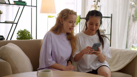 Two-girls-using-smartphone