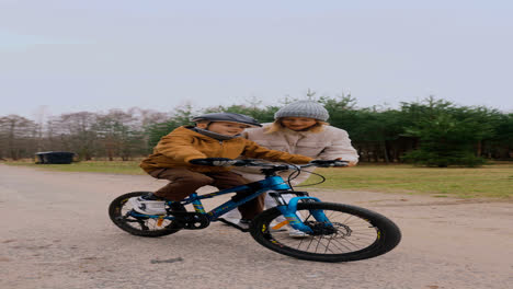 Niño-Aprendiendo-A-Andar-En-Bicicleta