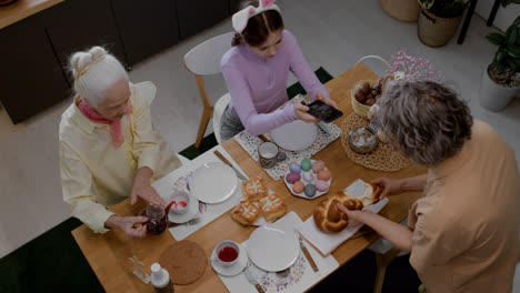 Familie-Sitzt-Am-Tisch