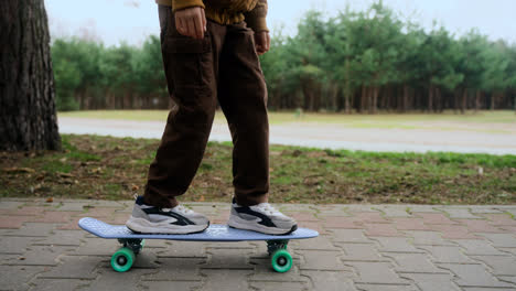 Kind-Auf-Skateboard