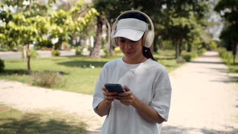 Girl-using-smartphone-outdoors