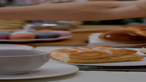 Mujer-Comiendo-Bocadillo