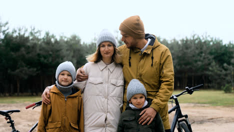 Familie-Lächelt-In-Die-Kamera