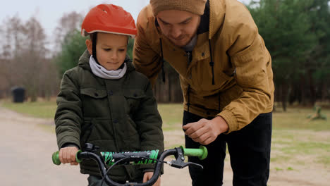 Papá-Enseñando-A-Su-Hijo-A-Andar-En-Bicicleta