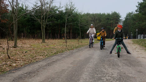 Familia-Andando-En-Bicicleta-Al-Aire-Libre