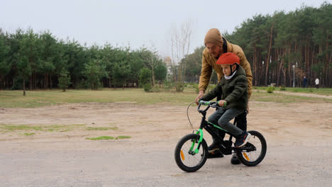 Niño-Aprendiendo-A-Andar-En-Bicicleta